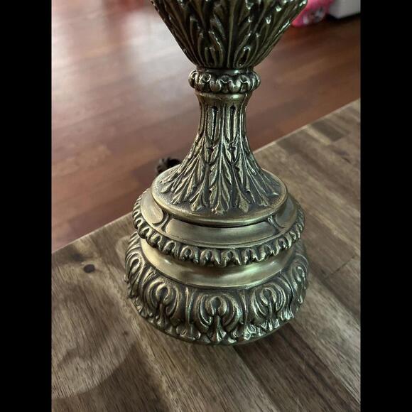 Vintage Brass Rams' Heads Urn Style Table Lamp Hollywood Regency - Picture 7 of 9